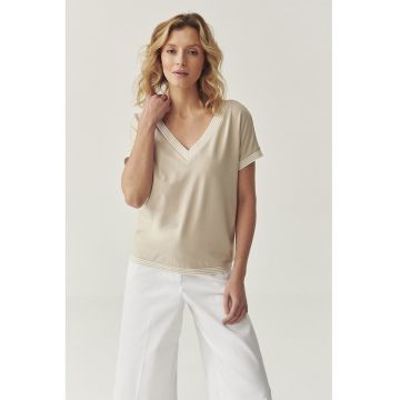 Tricou cu decolteu in V si accente cu dungi