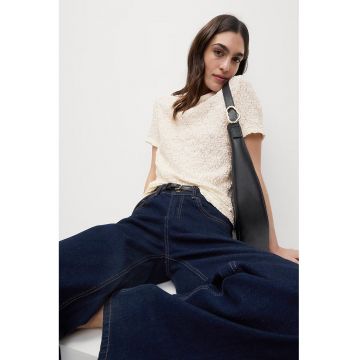 Tricou cu decolteu la baza gatului si aspect texturat