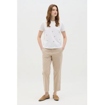 Tricou cu decolteu la baza gatului si broderie