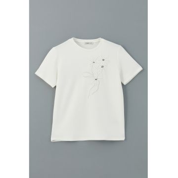 Tricou cu decolteu la baza gatului si broderie