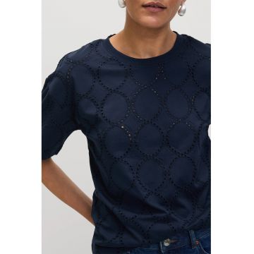 Tricou cu decolteu la baza gatului si broderie