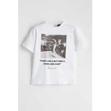 Tricou cu decolteu la baza gatului si imprimeu foto