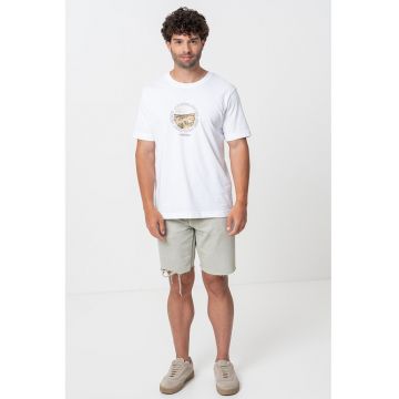 Tricou cu decolteu la baza gatului si imprimeu frontal