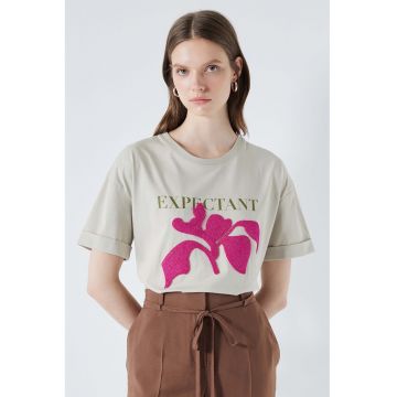 Tricou cu decolteu la baza gatului si imprimeu grafic