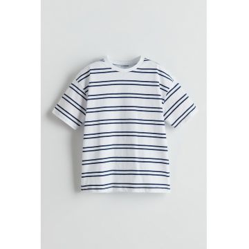 Tricou cu decolteu la baza gatului si model in dungi
