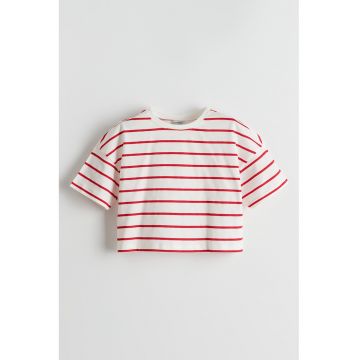Tricou cu decolteu la baza gatului si model in dungi