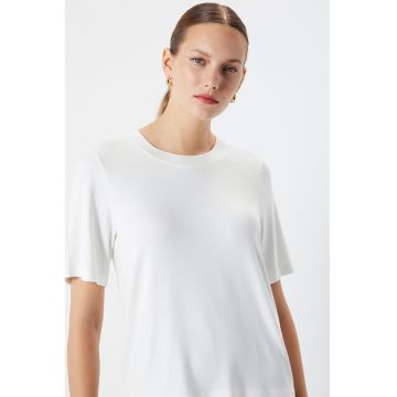 Tricou cu decolteu la baza gatului si model uni