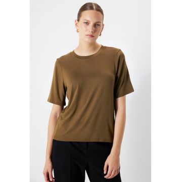 Tricou cu decolteu la baza gatului si model uni
