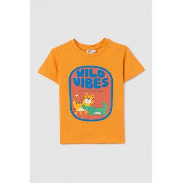 Tricou cu imprimeu grafic si fenta cu capse