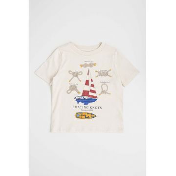 Tricou cu imprimeu si decolteu la baza gatului