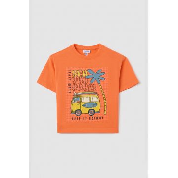 Tricou cu imprimeu si decolteu la baza gatului