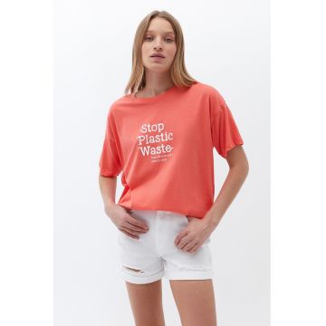 Tricou cu imprimeu text si decolteu la baza gatului