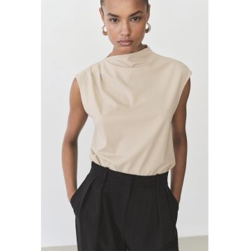 Tricou cu model drapat