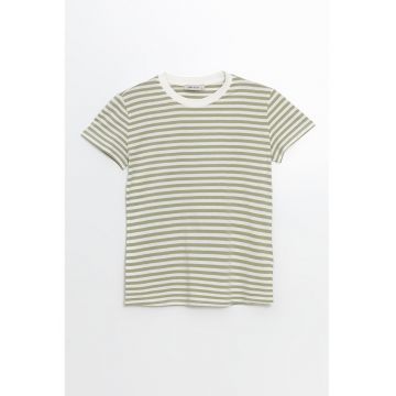 Tricou cu model in dungi si decolteu la baza gatului