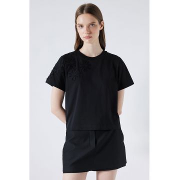 Tricou din bumbac cu decolteu la baza gatului