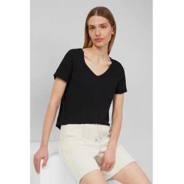 Tricou lejer cu decolteu in V