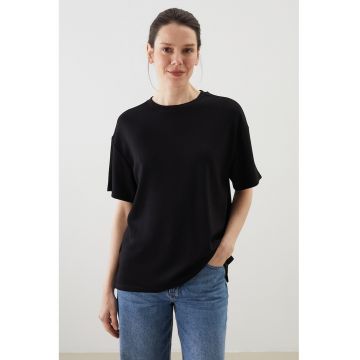 Tricou lejer cu decolteu la baza gatului