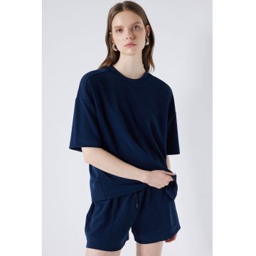 Tricou lejer cu decolteu la baza gatului