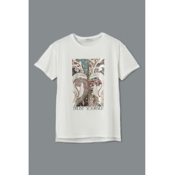 Tricou lejer cu decolteu la baza gatului