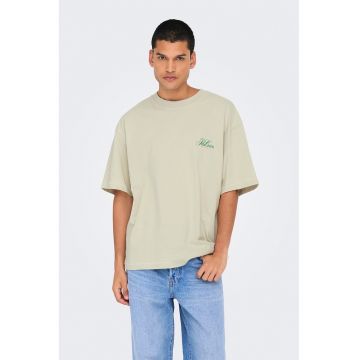 Tricou lejer cu imprimeu grafic si model text pe partea din spate