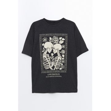 Tricou lejer cu model grafic