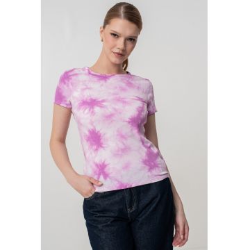 Tricou slim fit cu model tie-dye
