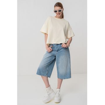 Tricou supradimensionat cu decolteu la baza gatului