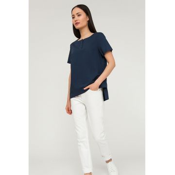 Tricou asimetric cu fenta cu nasturi