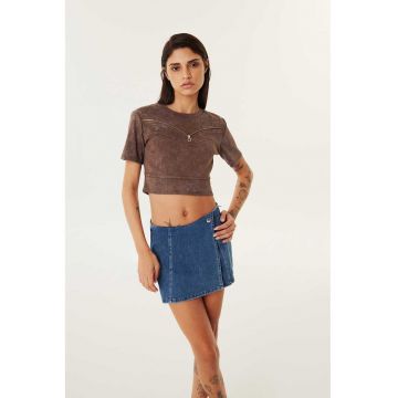 Tricou crop cu decolteu la baza gatului