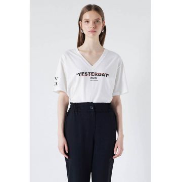 Tricou cu decolteu in V si model text