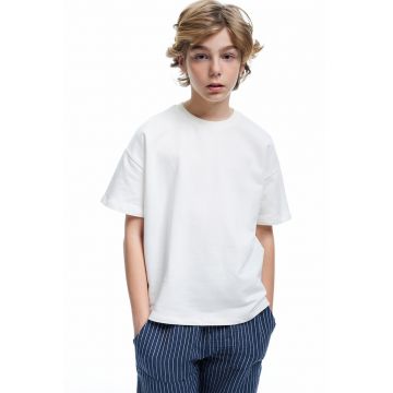 Tricou cu decolteu la baza gatului