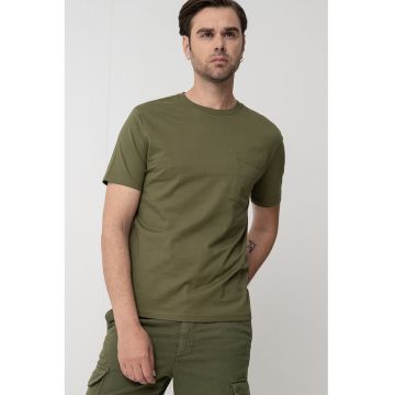 Tricou cu decolteu la baza gatului si buzunar pe piept