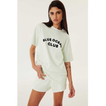 Tricou cu decolteu la baza gatului si imprimeu text
