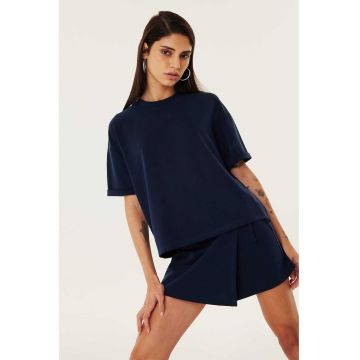 Tricou cu decolteu la baza gatului si model uni