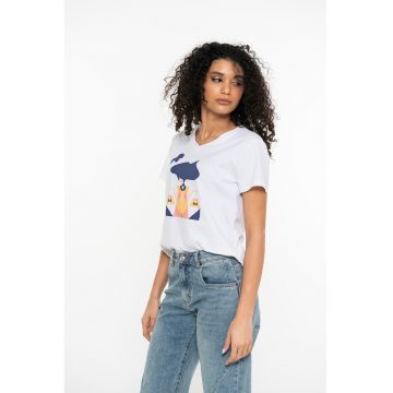 Tricou cu imprimeu si decolteu la baza gatului