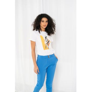 Tricou cu imprimeu si decolteu la baza gatului