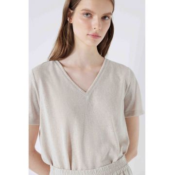 Tricou cu model uni si decolteu in V