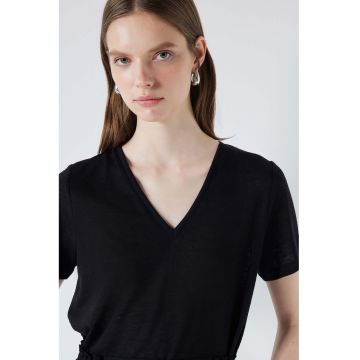 Tricou cu model uni si decolteu in V