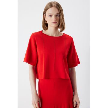 Tricou cu perforatii liniare