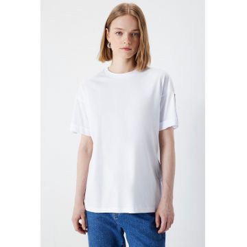 Tricou lejer cu decolteu la baza gatului
