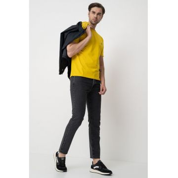 Tricou regular fit cu decolteu la baza gatului