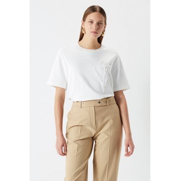 Tricou supradimensionat cu decolteu la baza gatului