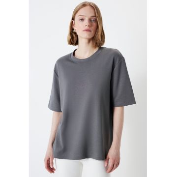 Tricou supradimensionat cu decolteu la baza gatului