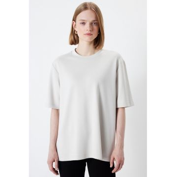 Tricou supradimensionat cu decolteu la baza gatului