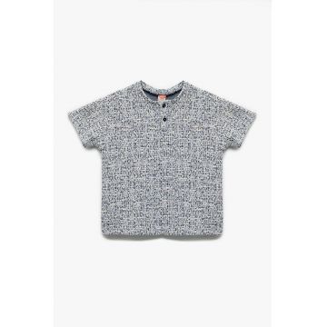 Tricou tricotat cu decolteu henley