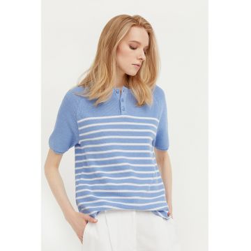 Tricou tricotat cu model in dungi si fenta cu nasturi