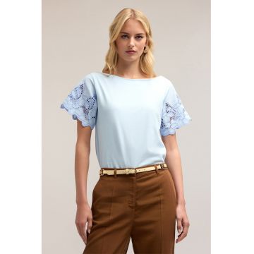 Tricou cu decolteu barcuta si maneci perforate