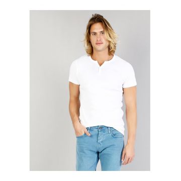 Tricou slim fit cu fenta cu nasturi