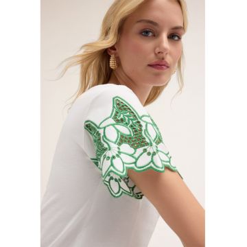 Tricou cu decolteu barcuta si maneci perforate