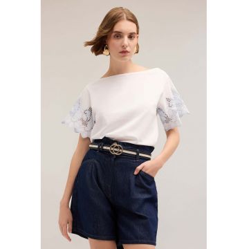 Tricou cu decolteu barcuta si maneci perforate